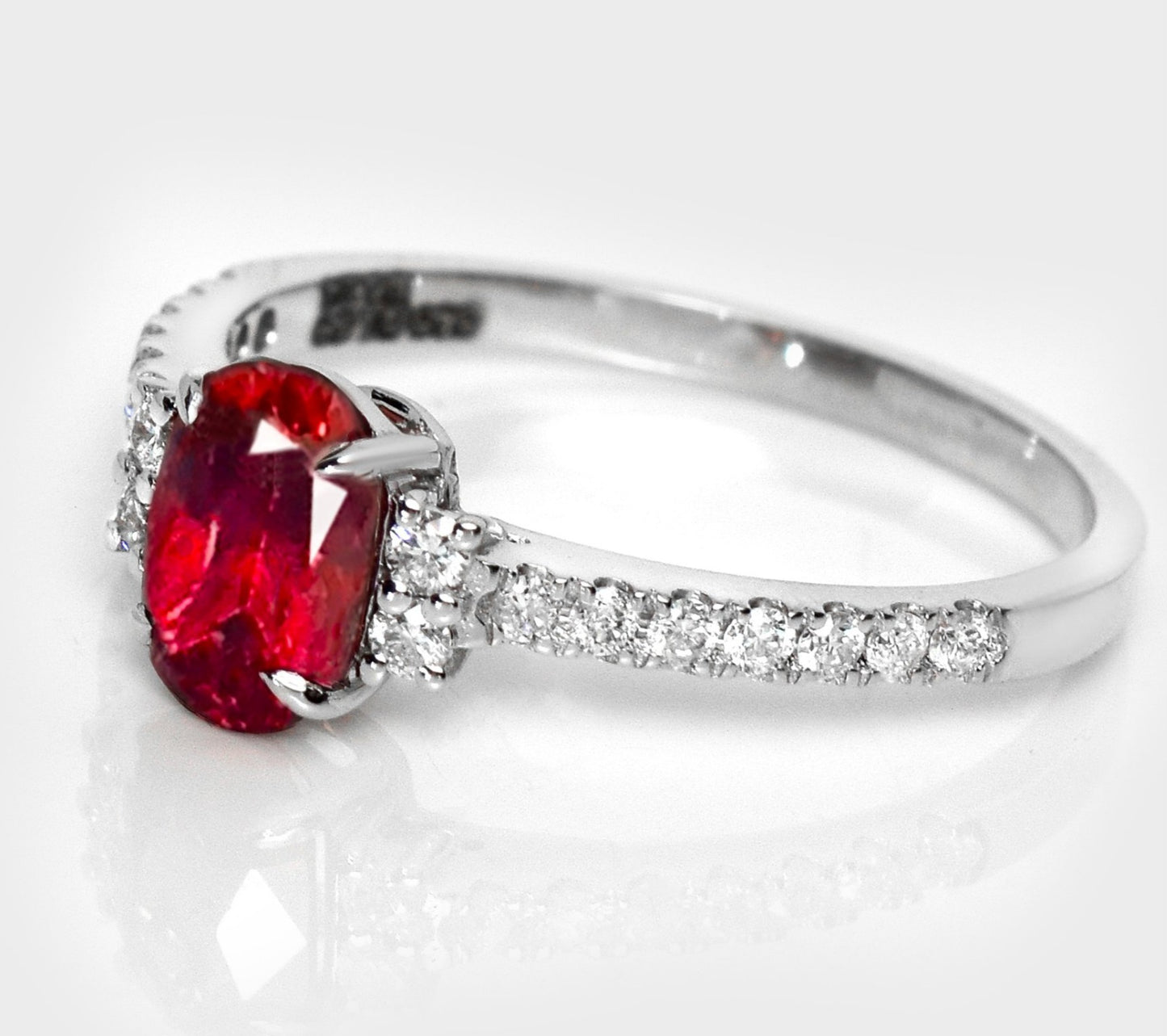 Anello solitario in oro bianco 18k e rubino naturale e brillante 1.35ct