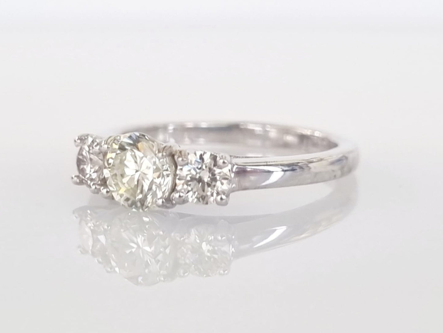 Anello trilogy in oro bianco e diamanti naturali 1.10ct