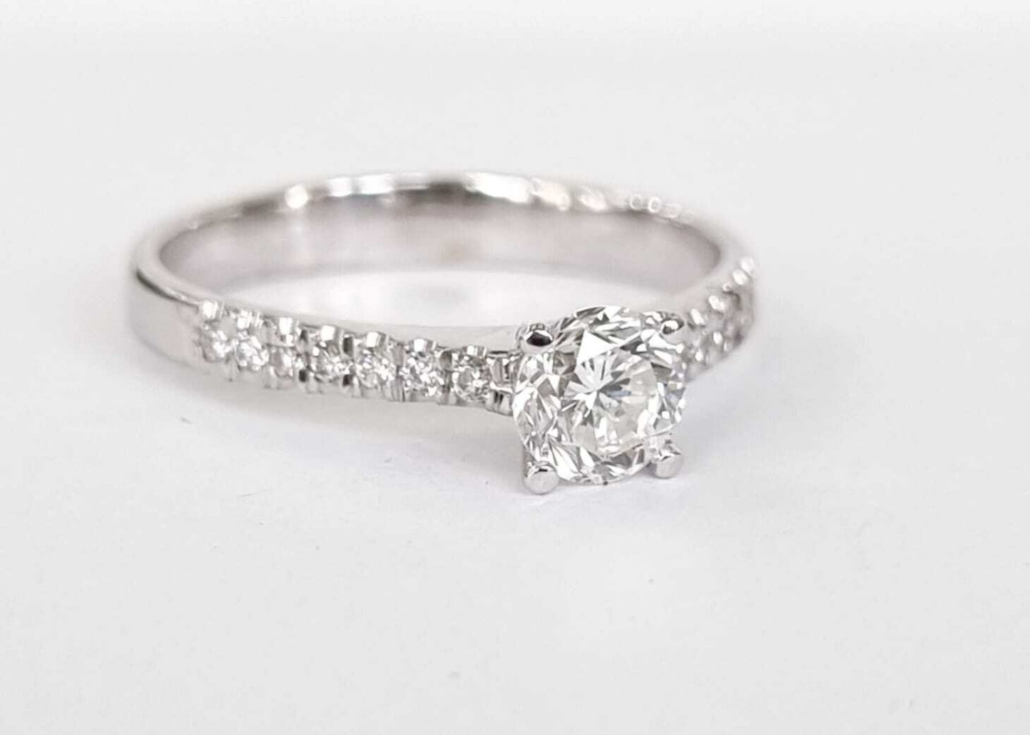 Anello fidanzamento in oro bianco 18k e diamanti naturali certificato igi 0.54ct