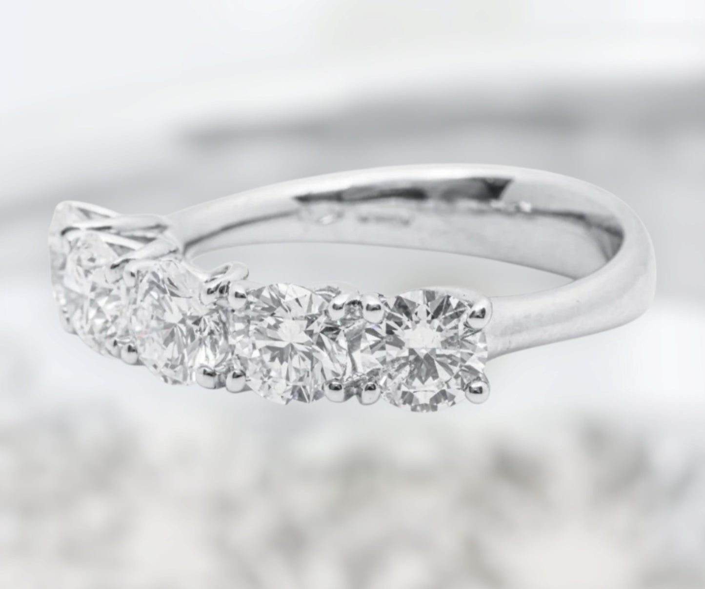 Anello riviera in oro bianco 18k con diamanti naturali 1.00 ct