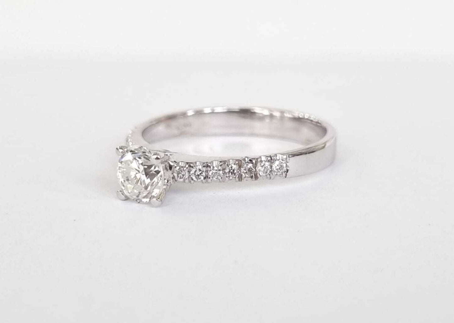 Anello fidanzamento in oro bianco 18k e diamanti naturali certificato igi 0.54ct