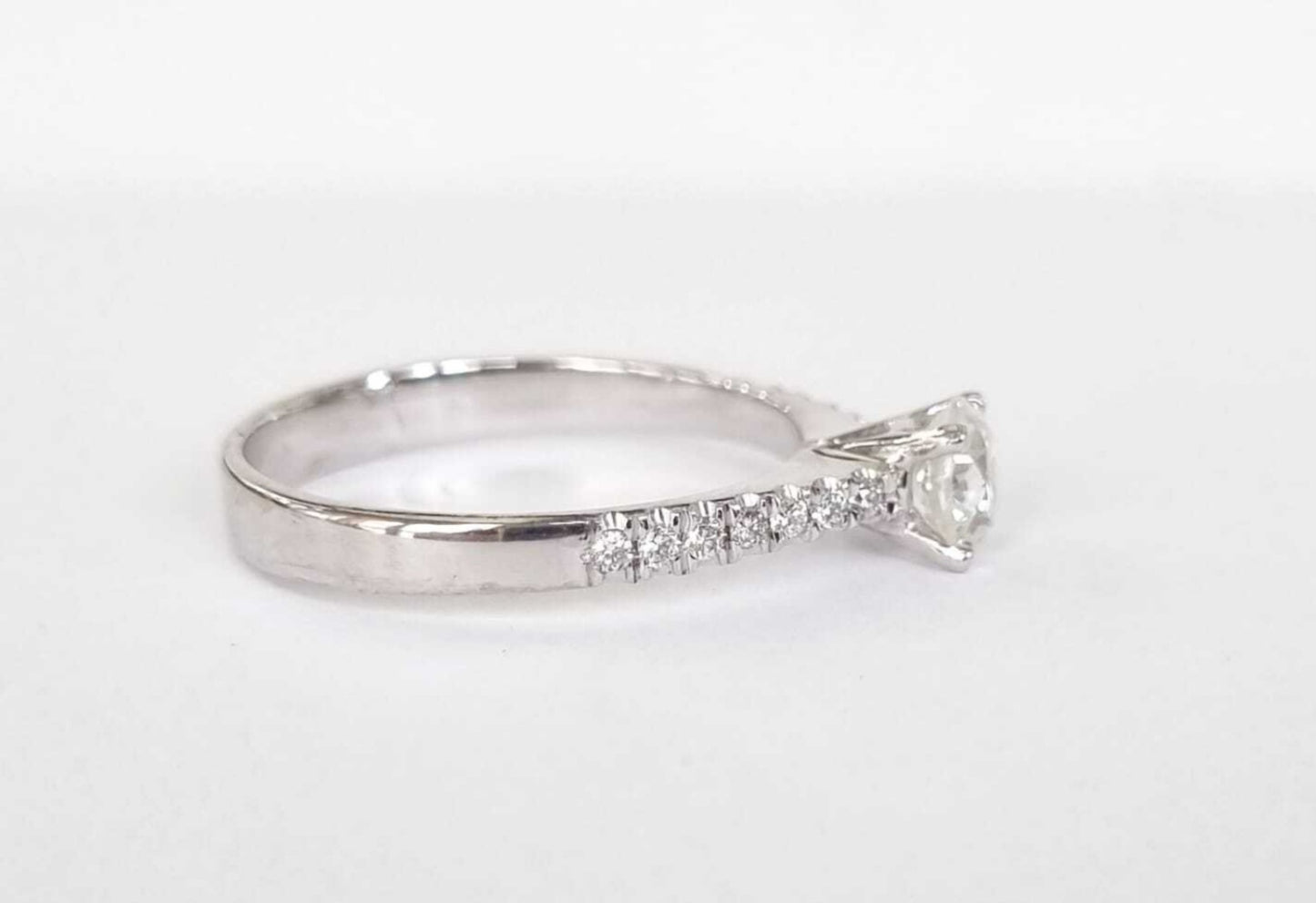 Anello fidanzamento in oro bianco 18k e diamanti naturali certificato igi 0.54ct