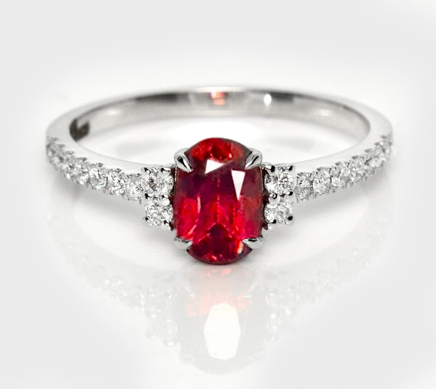 Anello solitario in oro bianco 18k e rubino naturale e brillante 1.35ct
