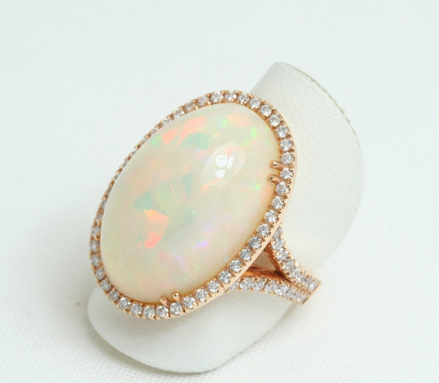 Anello in oro giallo e diamanti naturali 0.81ct e opale 1630ct