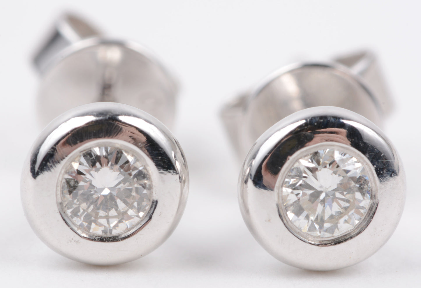 orecchini punto luce a cipollina in oro bianco 18k e 2 diamanti naturali 0,20ct