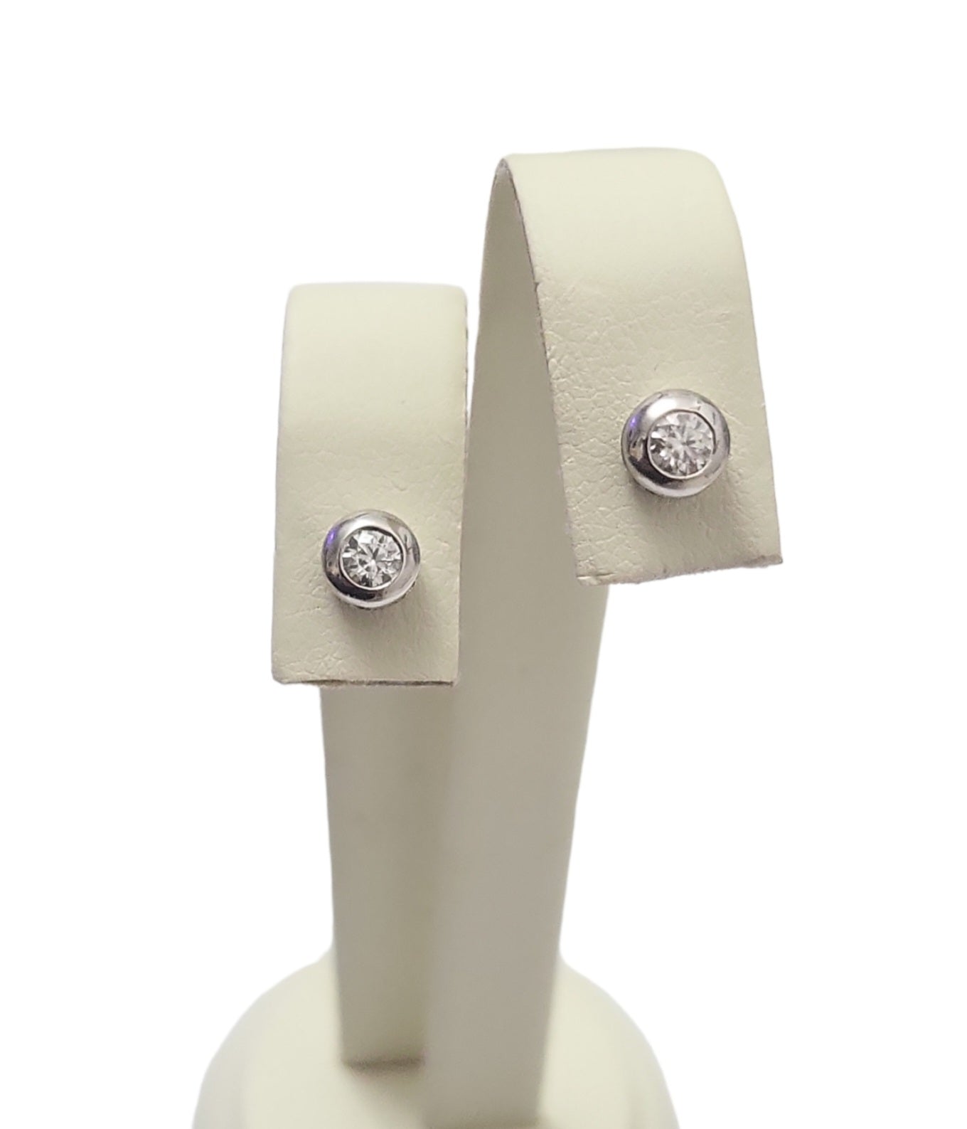 orecchini punto luce a cipollina in oro bianco 18k e 2 diamanti naturali 0,20ct