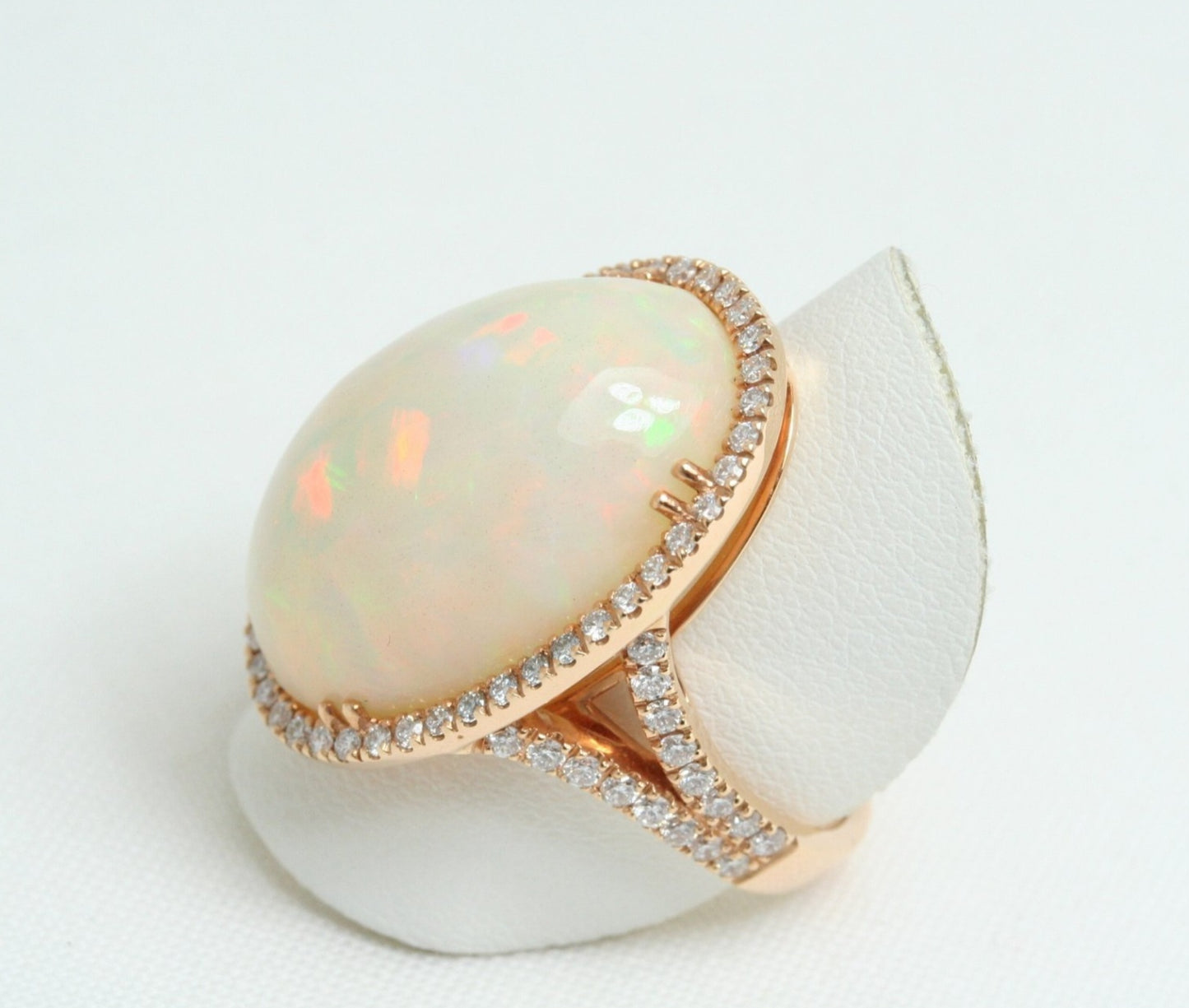 Anello in oro giallo e diamanti naturali 0.81ct  e opale 1630ct