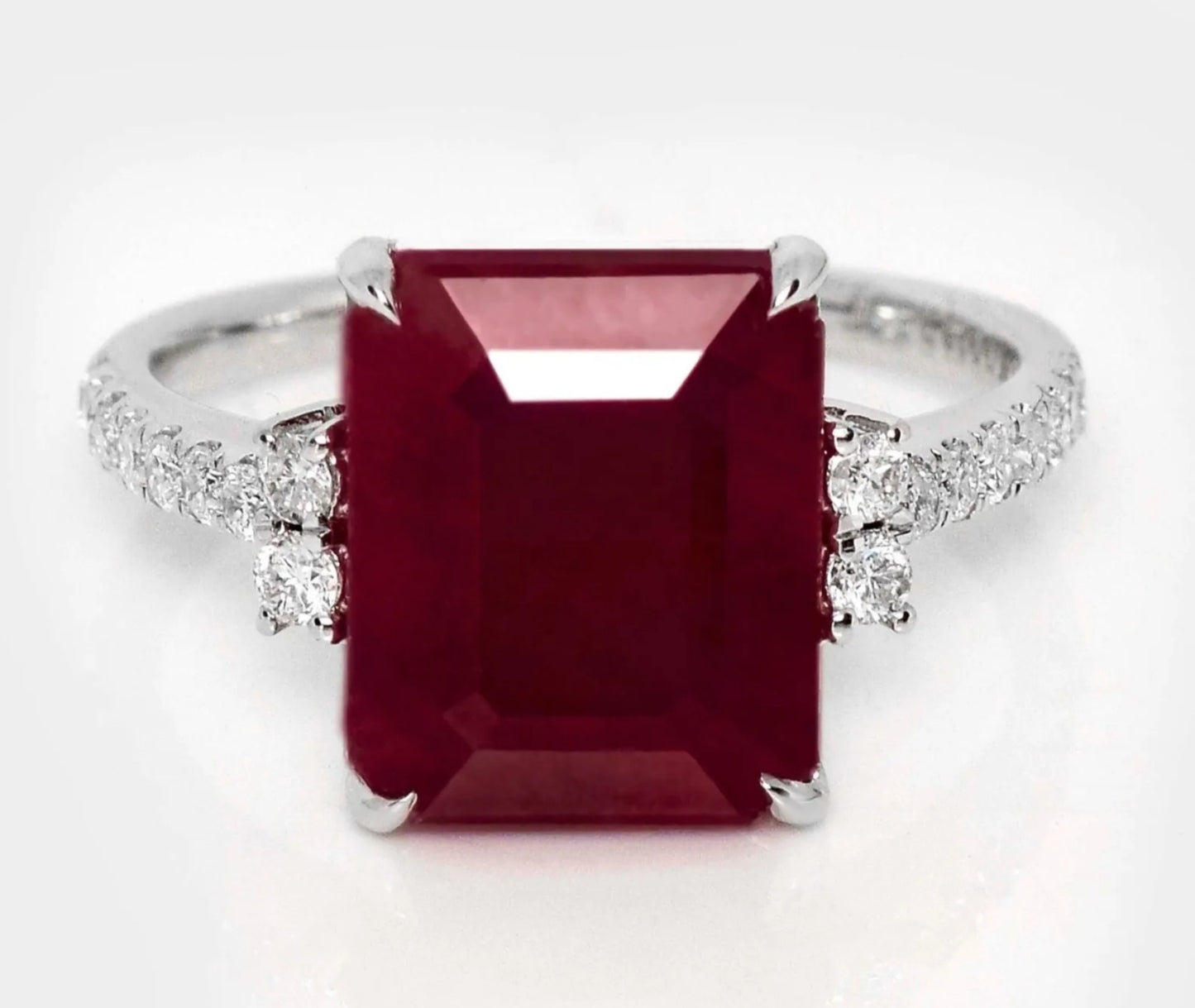 Anello - 18 carati Oro bianco, 5,90 ct Rubino  Rosso  - 6.22ct. tw.