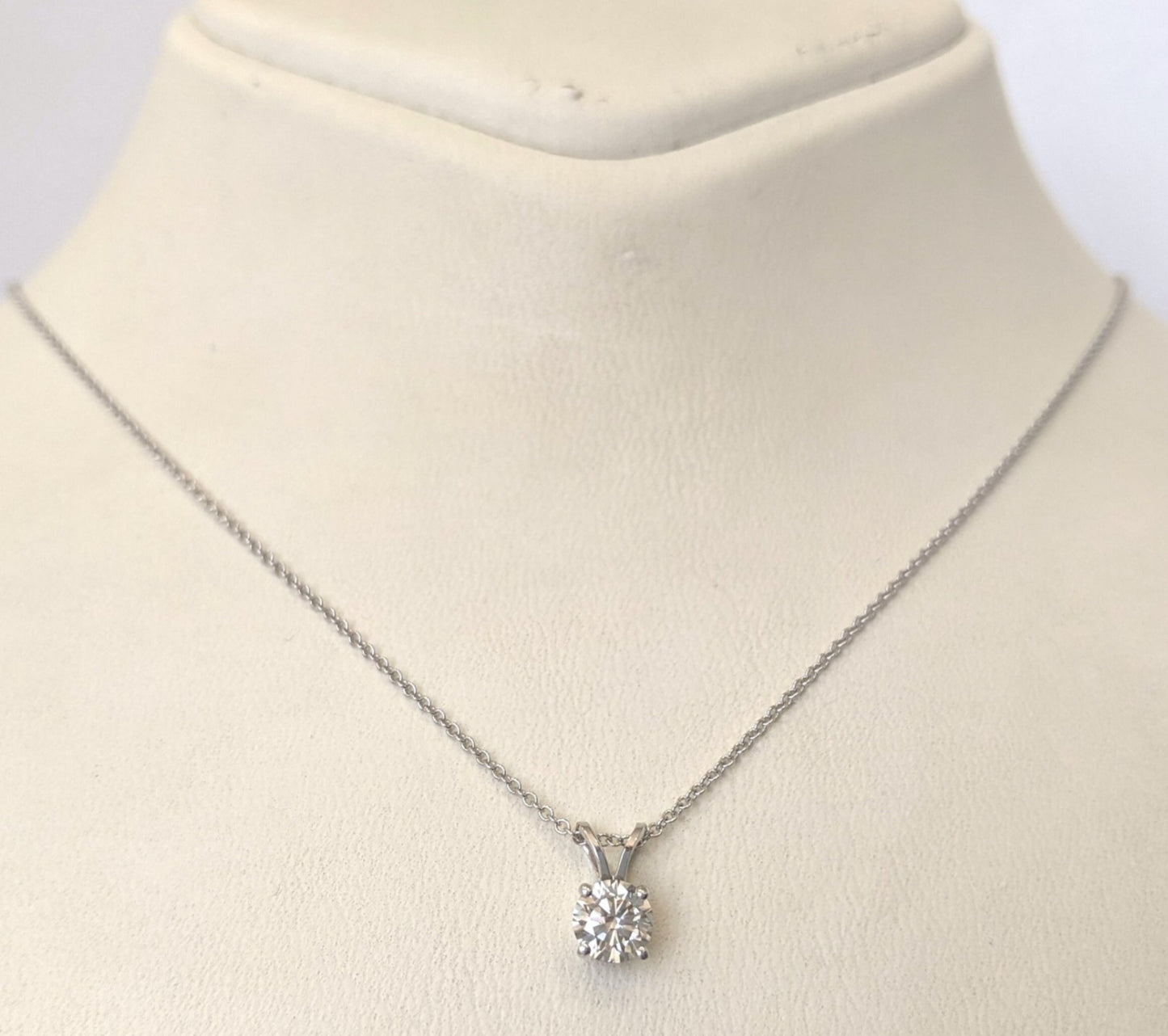 Ciondolo punto luce in oro e diamante naturale certificato IGI 0.50ct D IF