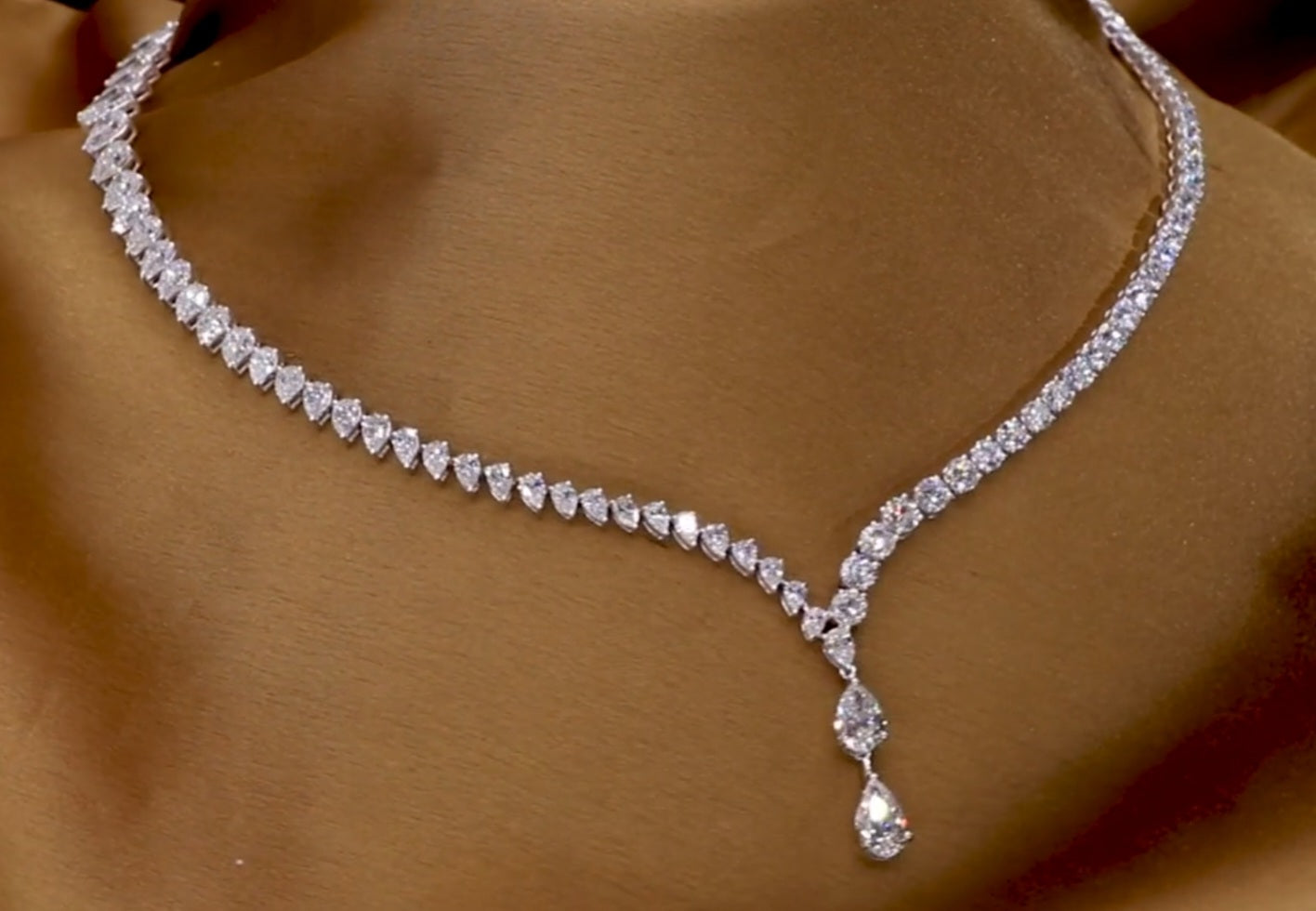 Collana tennis in oro bianco 18k e diamanti naturali taglio pera 37.50c