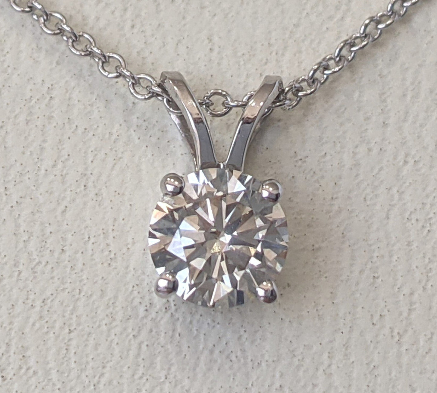 Ciondolo punto luce in oro e diamante naturale certificato IGI 0.50ct D IF