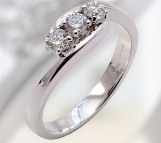 Anello Trilogy  in oro bianco 18k con diamanti naturali 0.27ct