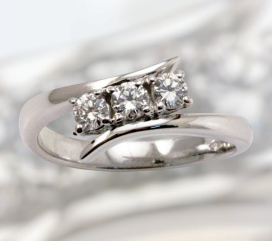 Anello Trilogy  in oro bianco 18k con diamanti naturali 0.63ct