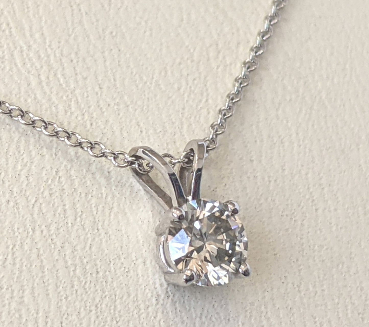 Ciondolo punto luce in oro e diamante naturale certificato IGI 0.50ct D IF