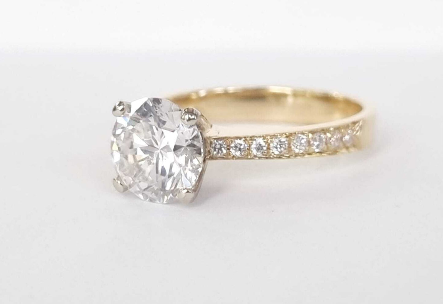Anello fidanzamento in oro bianco 18k e diamanti naturali certificato igi 1.25ct