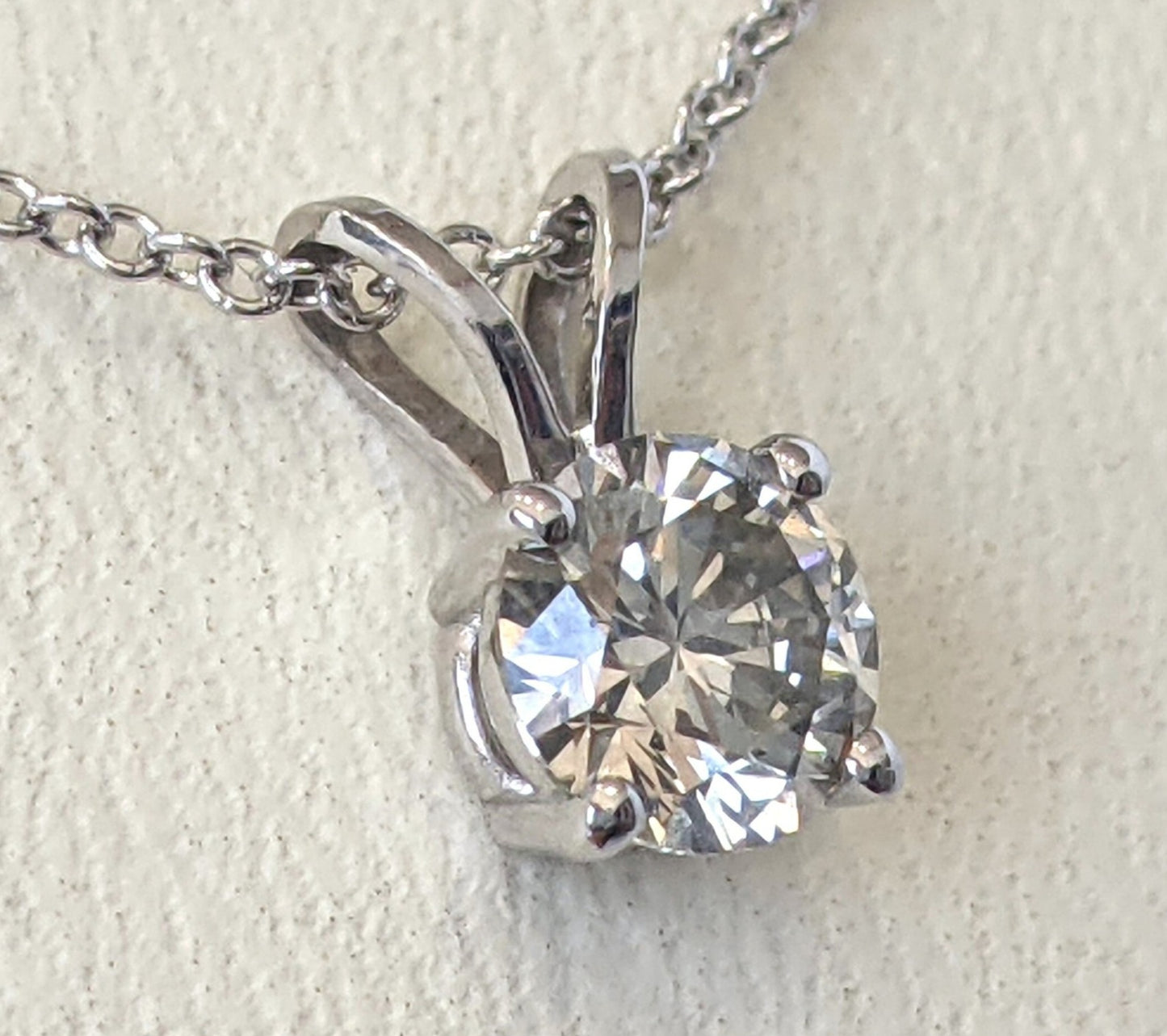 Ciondolo punto luce in oro e diamante naturale certificato IGI 0.50ct D IF