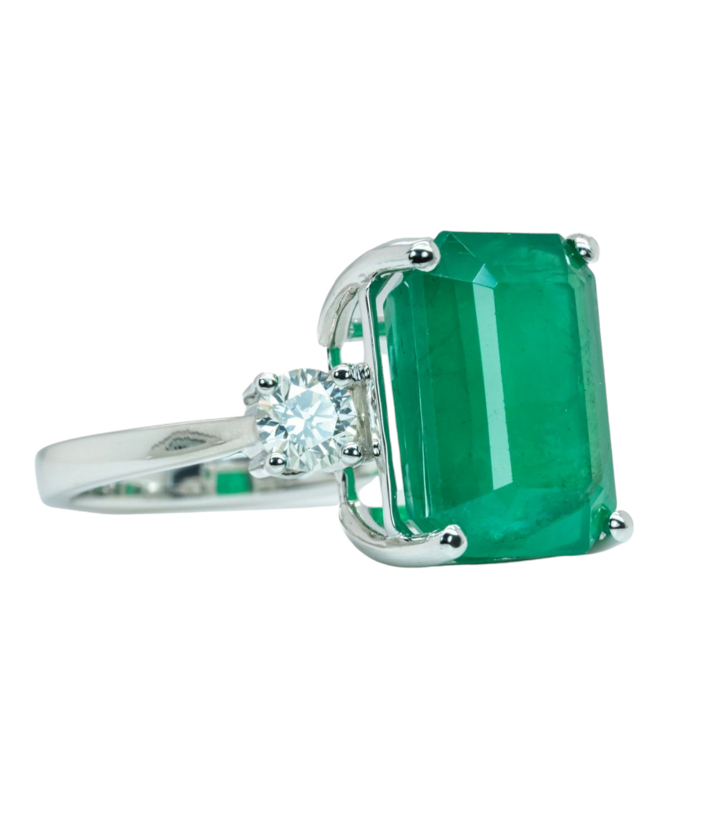 Anello trology in oro bianco e smeraldo 8.60 ct e diamanti naturali 0.70ct