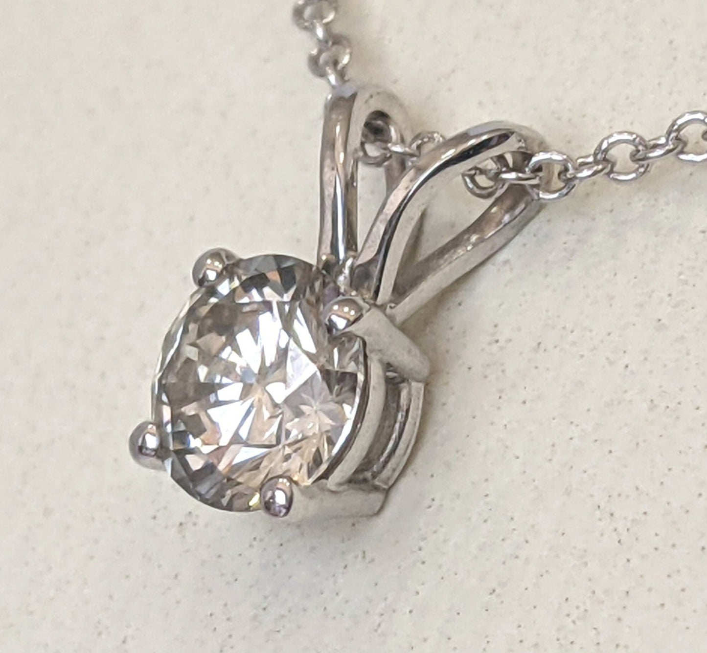 Ciondolo punto luce in oro e diamante naturale certificato IGI 0.50ct D IF