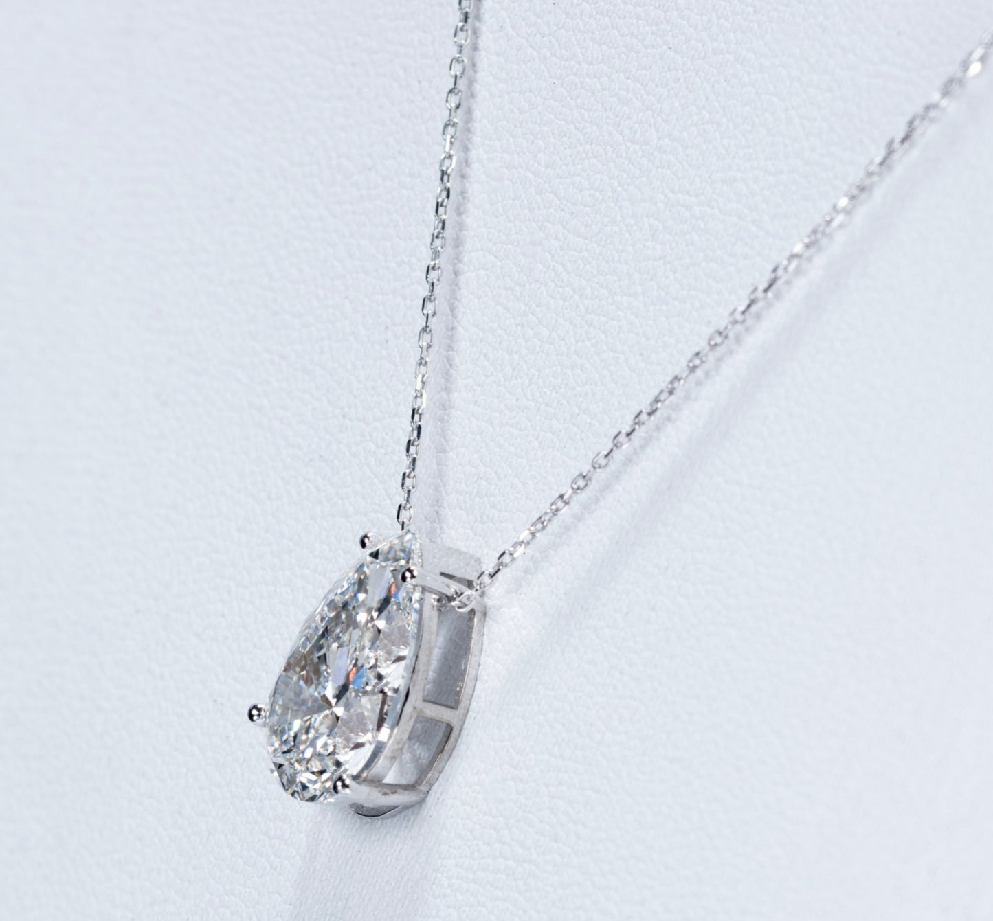 Collana in oro 18k e diamante naturale pera certificato IGI 0.50ct D IF