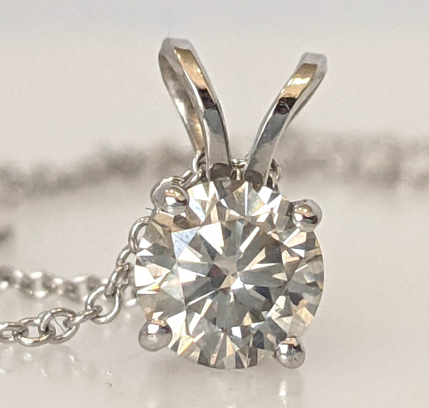 Ciondolo punto luce in oro e diamante naturale certificato IGI 0.50ct D IF