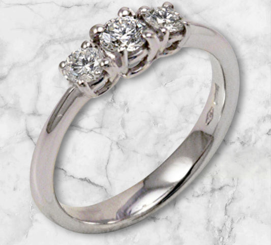 Anello Trilogy  in oro bianco 18k con diamanti naturali 0.45ct
