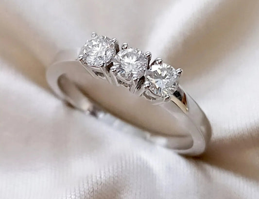 Anello Trilogy  in oro bianco 18k con diamanti naturali 0.99ct