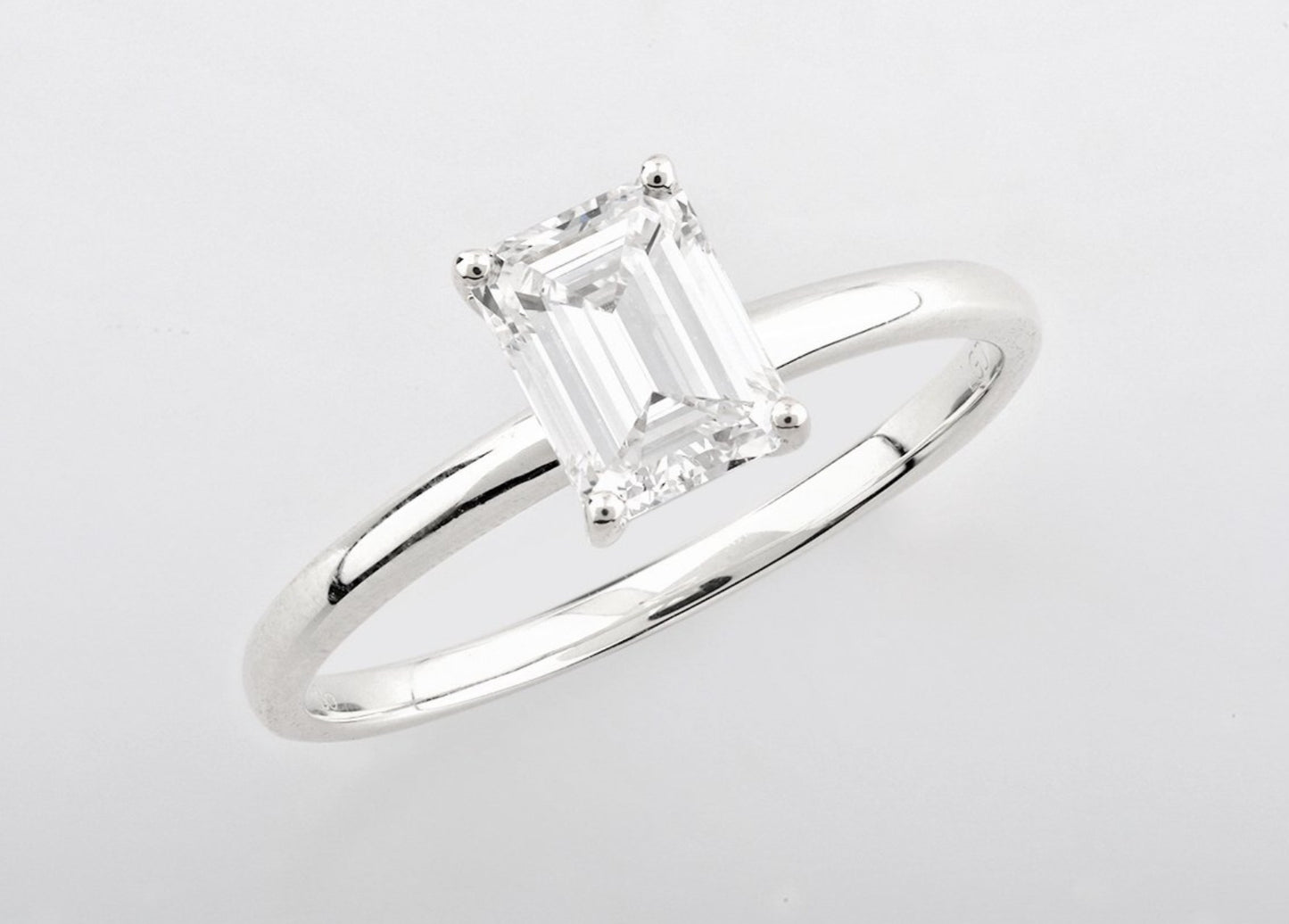 Anello solitario in oro bianco 18k e diamante naturale taglio smeraldo 1.20ct