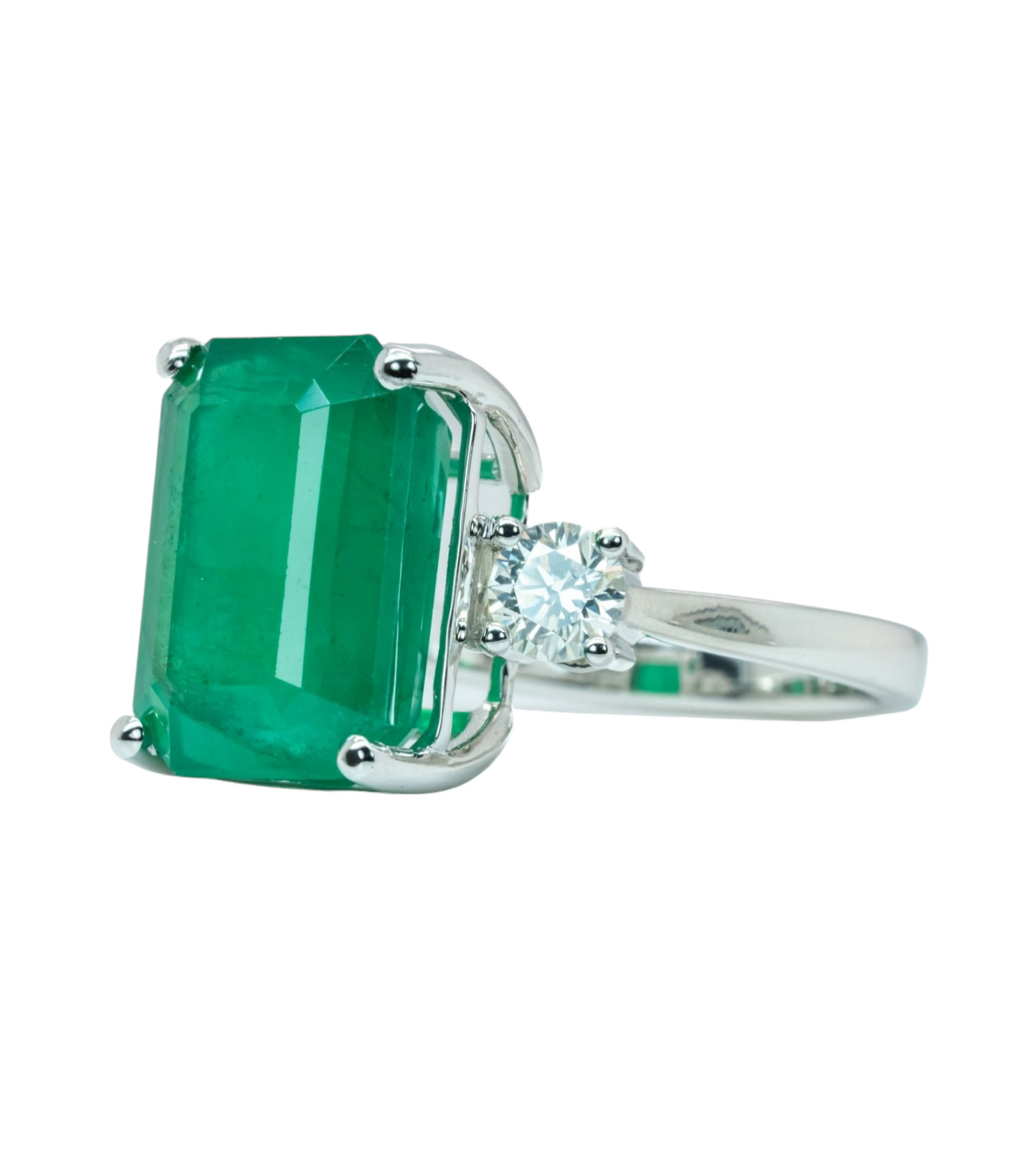 Anello trology in oro bianco e smeraldo 8.60 ct e diamanti naturali 0.70ct