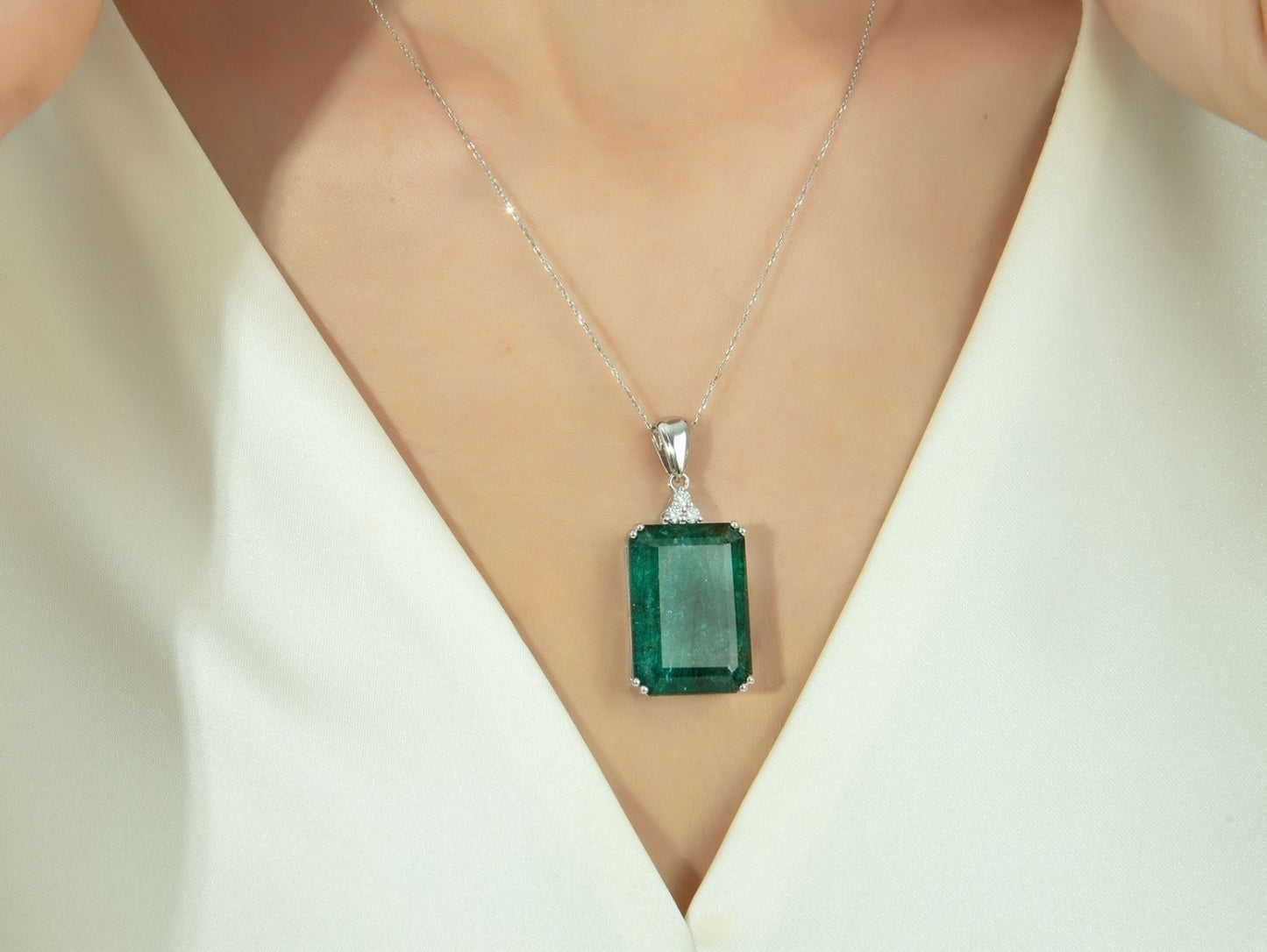 Collana in oro bianco 18k con smeraldo naturale colombiano 10.20ct