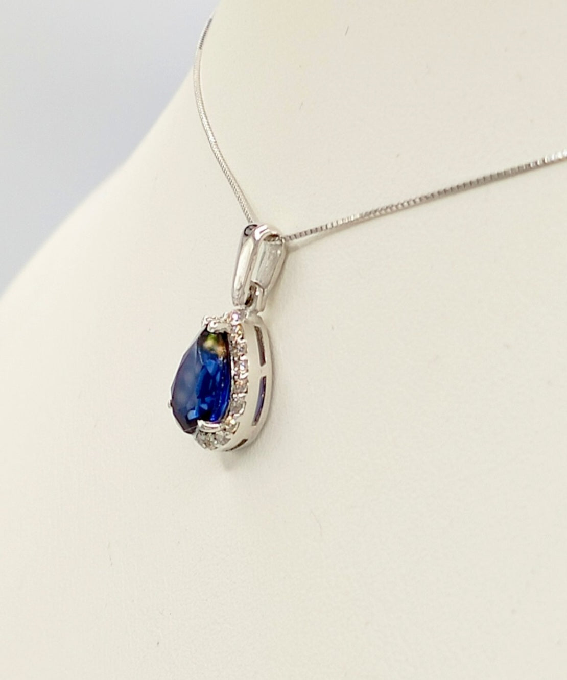 Collana in oro bianco 18k e diamanti naturali e zaffiro naturale 1.98 ct