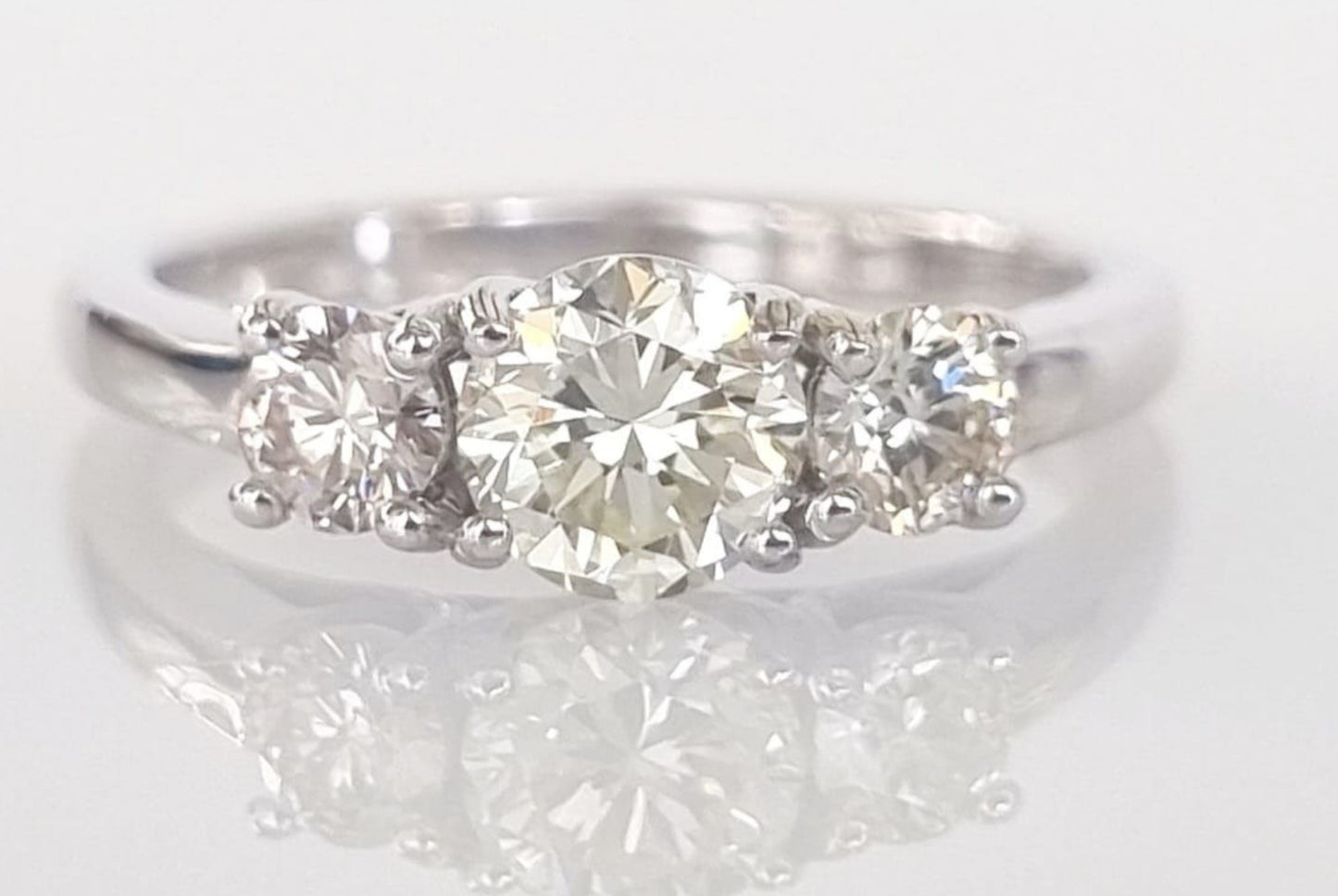 Anello trilogy in oro bianco e diamanti naturali 1.10ct