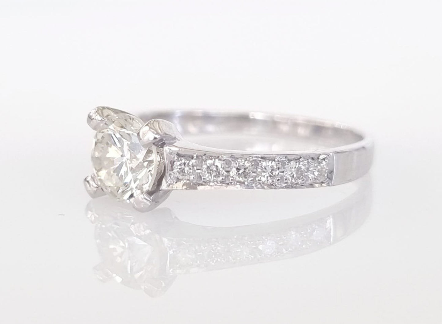 Anello fidanzamento in oro bianco 18k e diamanti naturali certificato igi 0.90ct